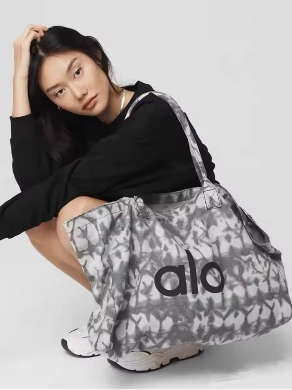 ALO Yoga Grey Tie-Dye Tote Bag - Picture 5 of 16